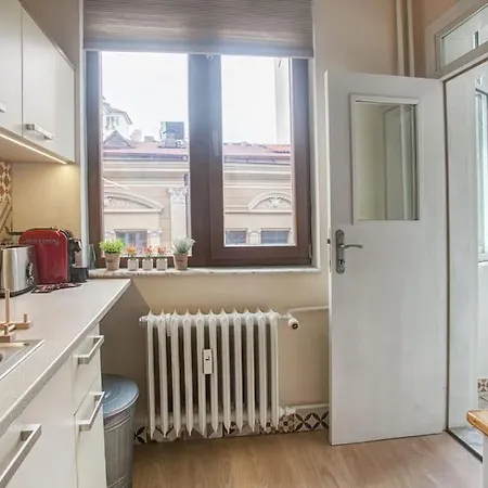 Center, Shishman Street Bijou *