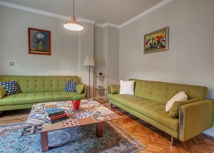 Center, Shishman Street Bijou