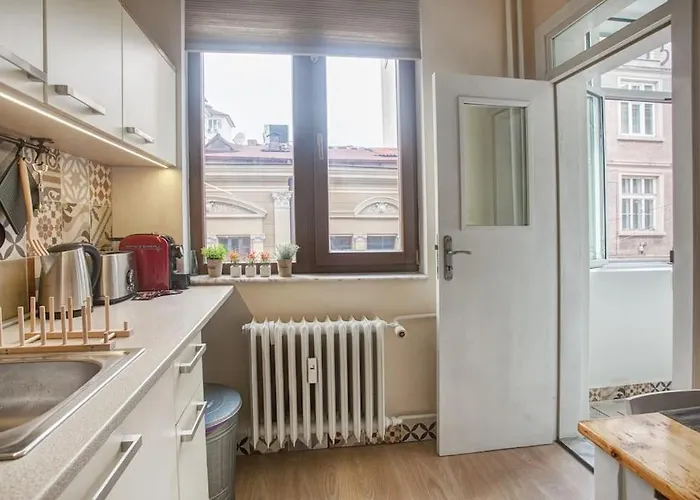 Center, Shishman Street Bijou *