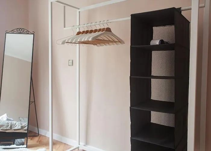 Center, Shishman Street Bijou *