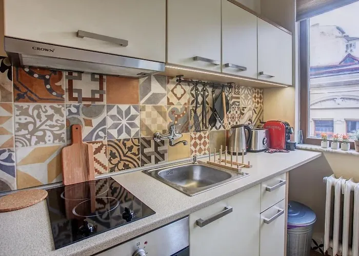 Center, Shishman Street Bijou