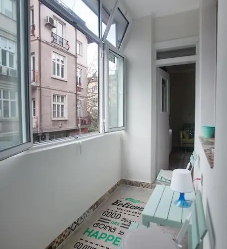 Center, Shishman Street Bijou