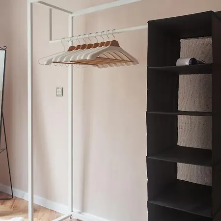 Center, Shishman Street Bijou *