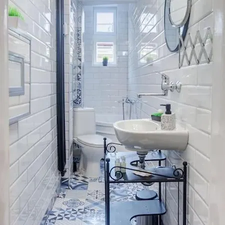 Center, Shishman Street Bijou