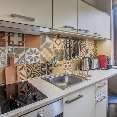 Center, Shishman Street Bijou