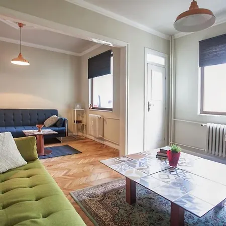 Center, Shishman Street Bijou *