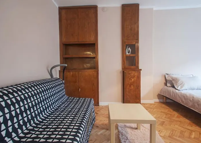 Center, Shishman Street Bijou アパート