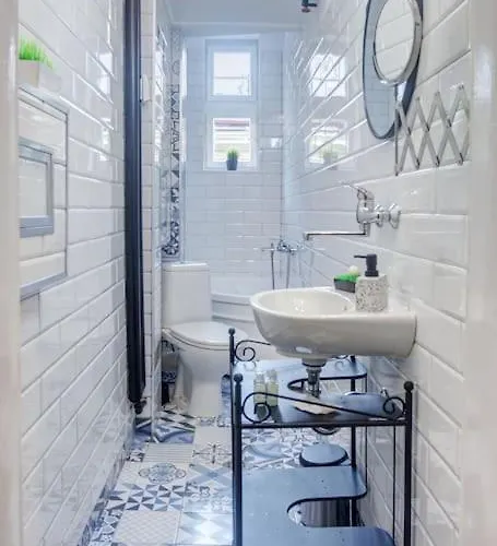 Center, Shishman Street Bijou