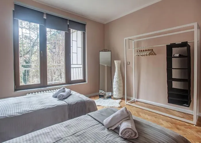 Center, Shishman Street Bijou * ソフィア