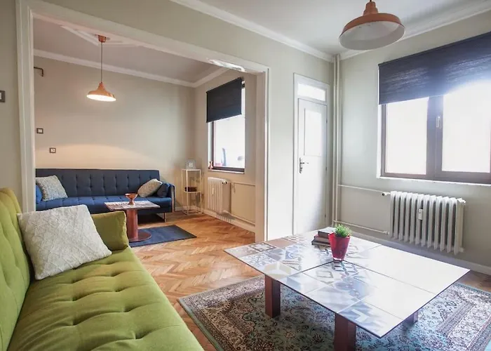 Center, Shishman Street Bijou *