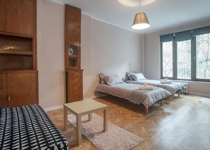 Center, Shishman Street Bijou アパート